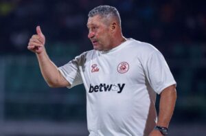 Read more about the article Steve Barker Wins Tanzanian Premier League Coach of the Month After Impressive Start with Simba SC